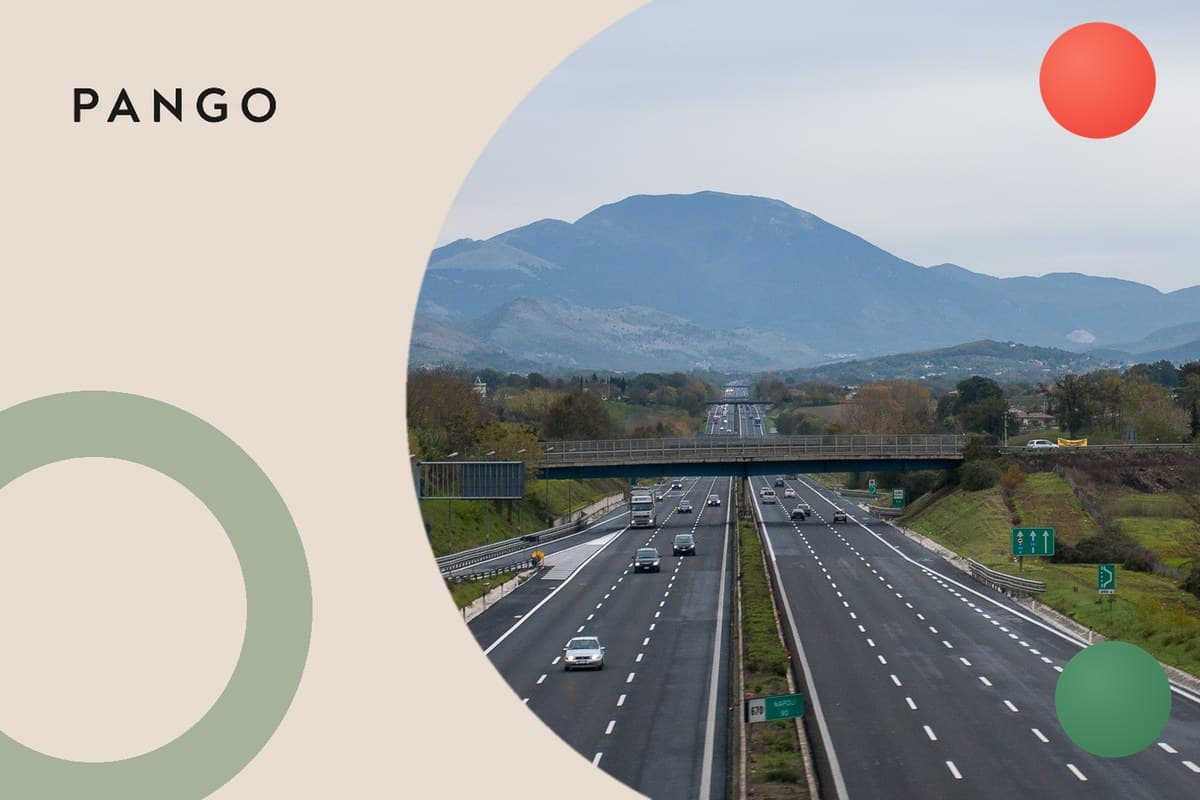 In Transit: traduzione e significato, cosa vuol dire 'parcel in transit', quanto può durare, cosa mostrano Poste Italiane, BRT e GLS, e quando il pacco è davvero fermo